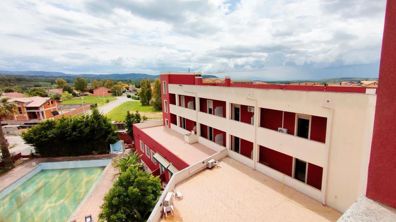 Hotel Mater Mediterranea Senorbi Bagian luar foto